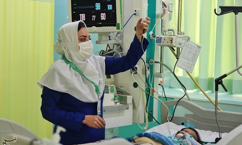 پرستاران به دلیل کمبود نیرو نقش چند پرستار را ایفا میکنند/ آمار نگرانکننده از مهاجرت پرستاران