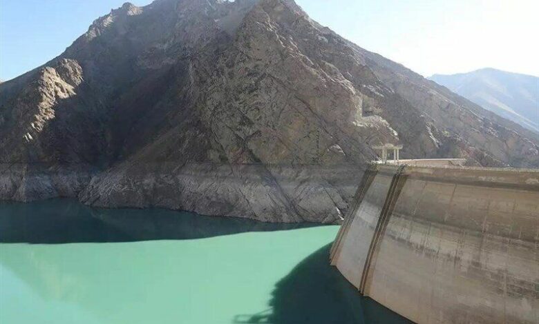 عکسی جالب از خودرو پیکان غرق شده در اعماق سد کرج!