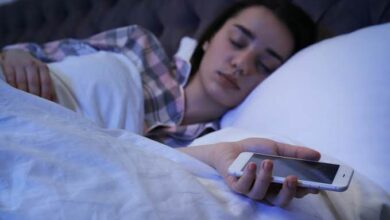 خوابیدن در کنار تلفن همراه به مغز صدمه می زند؟/ تأثیر تلفن های هوشمند بر کیفیت خواب