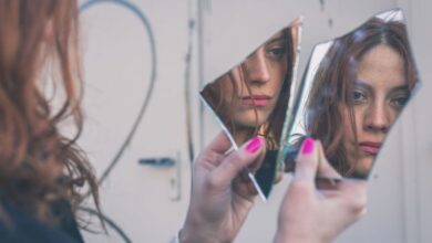 چرا برخی از نوجوانان آینه خود را زشت می بینند؟