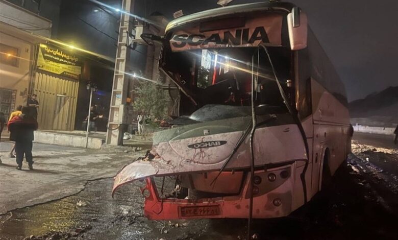 12 مصدوم در حادثه تصادف اتوبوس با کامیون در جاجرود