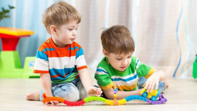 بازی کردن کودکان با همسالان