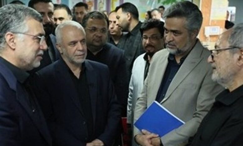 عیادت وزیر بهداشت از بازمانده 5 ساله خانواده شهید رایان قاسمیان