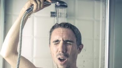 فواید و مضرات دوش آب گرم در برابر آب سرد