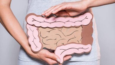 ۲ علائم سرطان روده بزرگ که نباید نادیده گرفته شود