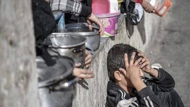 غزه در زیر آتش و گرسنگی ؛ صف های غذایی محراب می شوند