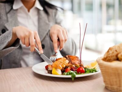 کمتر از 5 دقیقه وعده های غذایی بخورید ، چگونه هنگام غذا خوردن کند؟