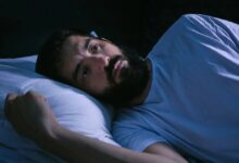 چیکار کنیم که بخوابیم؟ | برای خوابیدن چه بخوریم؟ + درمان بی خوابی