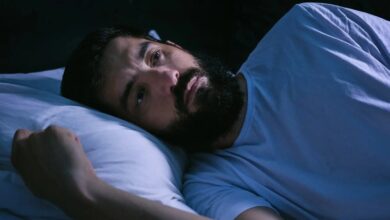 چیکار کنیم که بخوابیم؟ | برای خوابیدن چه بخوریم؟ + درمان بی خوابی