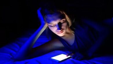 نور آبی تلفن همراه و لپ‌تاپ؛ تهدیدی برای سلامت هورمونی و باروری زنان