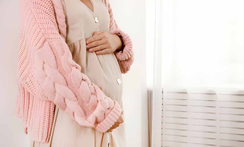 مادر باردار که شکمش را لمس می کند