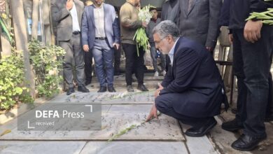 حضور وزیر بهداشت بر سر مزار شهدای دفاع مقدس و سلامت