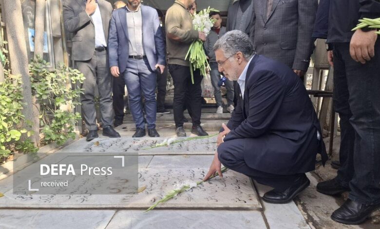 حضور وزیر بهداشت بر سر مزار شهدای دفاع مقدس و سلامت
