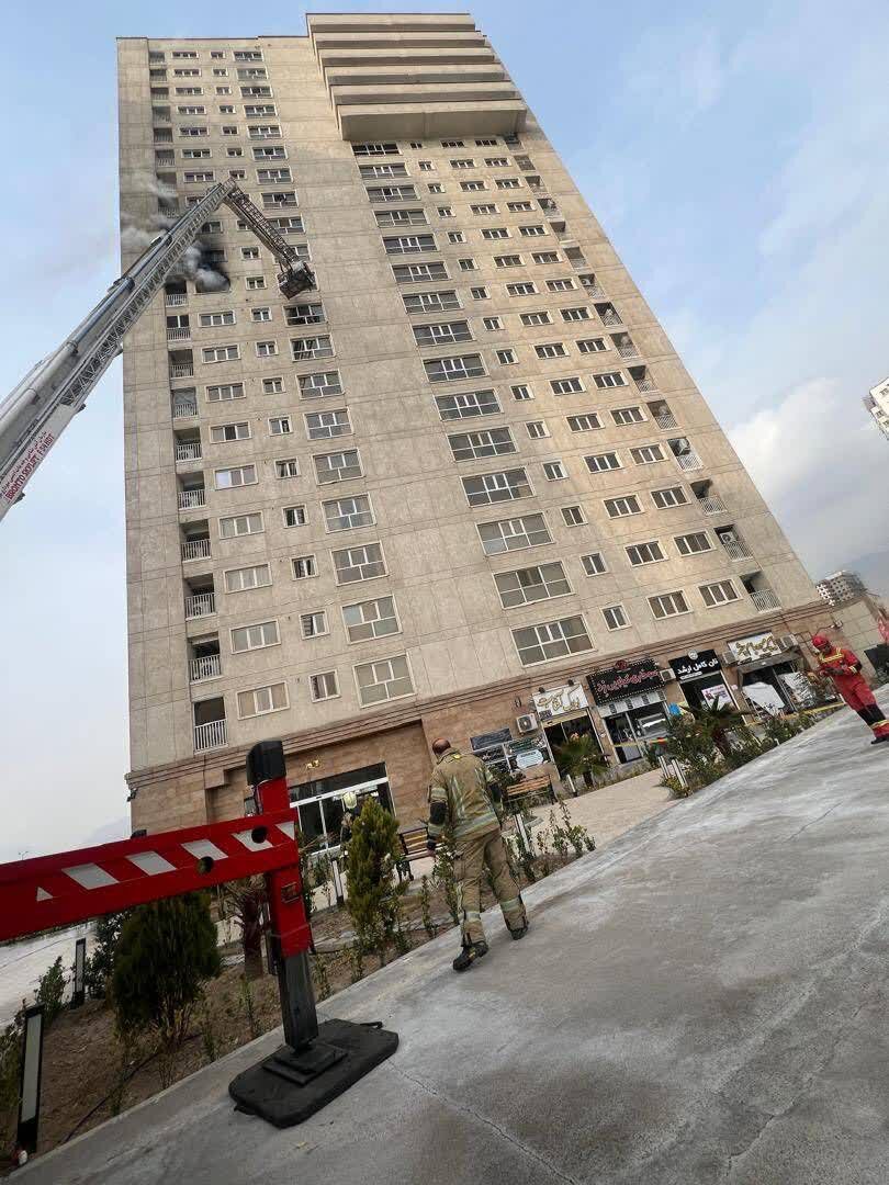 آتش سوزی در یک برج مسکونی در پایتخت / نجات 10 نفر از ساکنان با کمک آتش نشانان