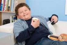 چاقی کودکان به دلیل استفاده بیش از حد از بازی های رایانه ای و گوشی های هوشمند افزایش یافته است