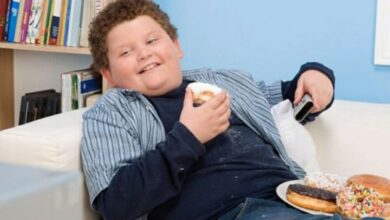 چاقی کودکان به دلیل استفاده بیش از حد از بازی های رایانه ای و گوشی های هوشمند افزایش یافته است