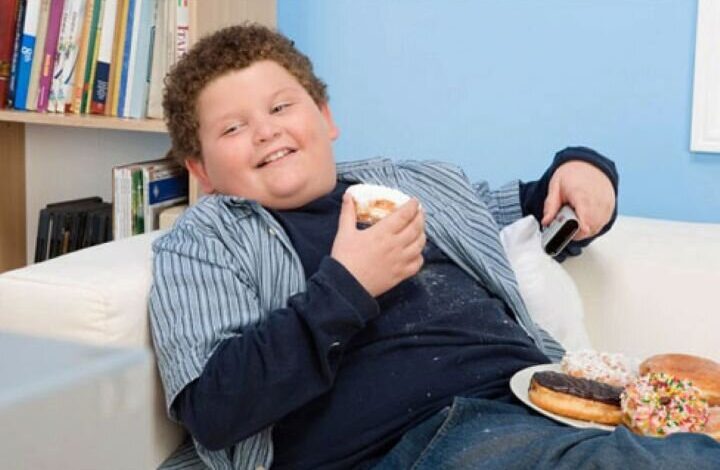 چاقی کودکان به دلیل استفاده بیش از حد از بازی های رایانه ای و گوشی های هوشمند افزایش یافته است