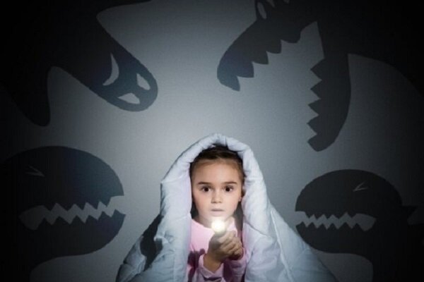 رفتار والدین مهمتر از اخبار است. راه حل روانشناسان برای مدیریت اخبار منفی