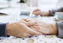 توسعه پوشش بیمه ای سالمندان در مرحله اجرا / کاهش پرداخت از جیب سالمندان اولویت اصلی است