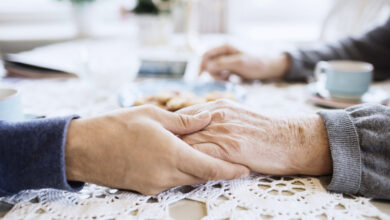 توسعه پوشش بیمه ای سالمندان در مرحله اجرا / کاهش پرداخت از جیب سالمندان اولویت اصلی است