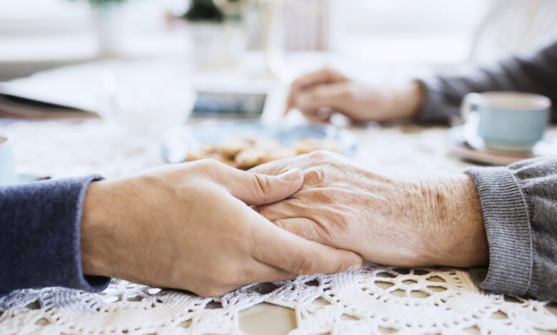 توسعه پوشش بیمه ای سالمندان در مرحله اجرا / کاهش پرداخت از جیب سالمندان اولویت اصلی است