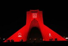 نصب تابلوی انتقال خون بر روی مجسمه برج آزادی - خبرگزاری مهر ایران و جهان