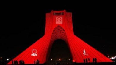 نصب تابلوی انتقال خون بر روی مجسمه برج آزادی - خبرگزاری مهر ایران و جهان