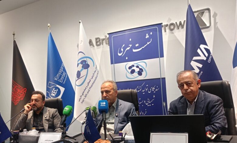 حذف ناگهانی ارز ترجیحی صنعت مواد اولیه دارویی/ مدیریت بازار دارویی کشور با 2 میلیارد دلار